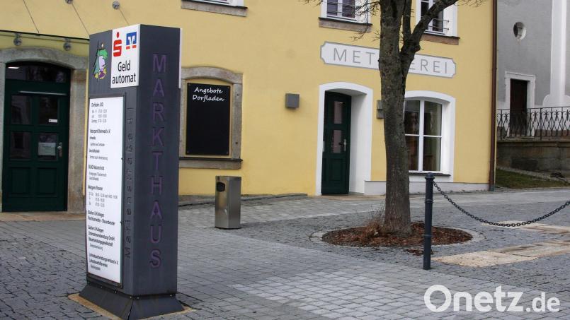 Die Infostele beim Markthaus in Fuchsmühl wurde Ende Oktober beschädigt. Nun wird sie durch ein neues Exemplar ersetzt. Bild: wro
