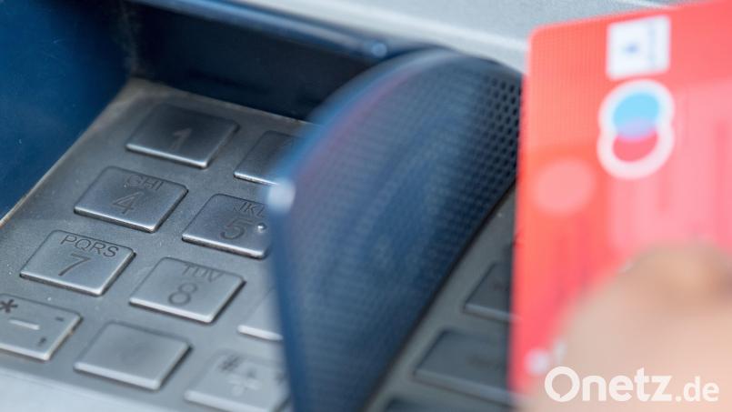 Vorsicht am Geldautomaten! In Amberg hat sich ein Unbekannter vom Konto einer Seniorin bedient. Symbolbild: Fabian Sommer/dpa