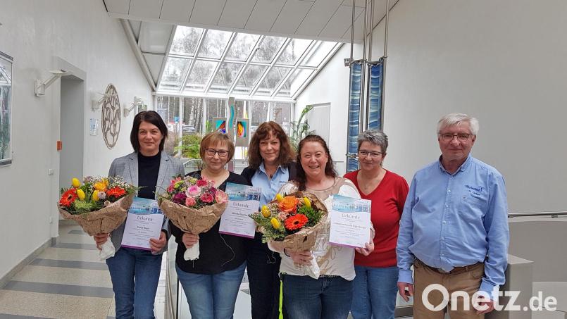 Ehrungen gab es im Kurmittelhaus Sibyllenbad. Auf dem Bild (von links) Sonja Bayer, Monika Rustler, Jutta Hoffmann (Leitung Servicebereich Personal), Susanne Pezold-Eigenberger, Claudia Summer (Vorsitzende des Personalrates) und Sibyllenbad-Leiter Gerhard Geiger. Bild: Kurmittelhaus Sibyllenbad/exb