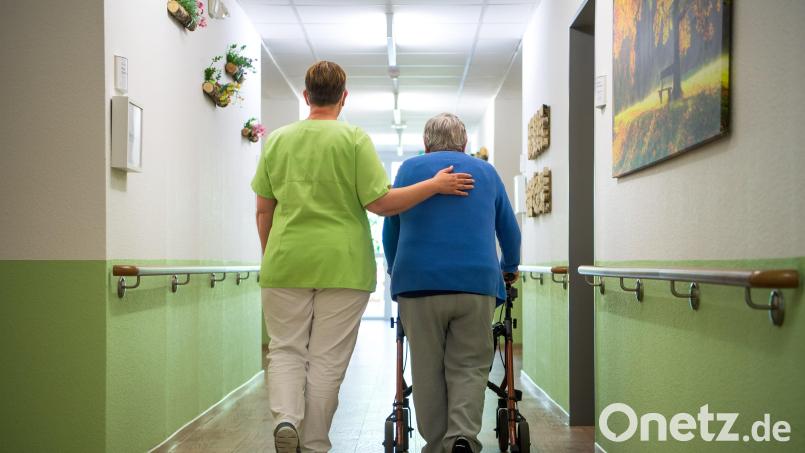 Im Alter selbstbestimmt leben und Hilfe erhalten, wenn notwendig. Diese Zielsetzung greift eine Fragebogenaktion der VG Schönsee zum geplanten Seniorenzentrum auf. Symbolbild: Sina Schuldt/dpa