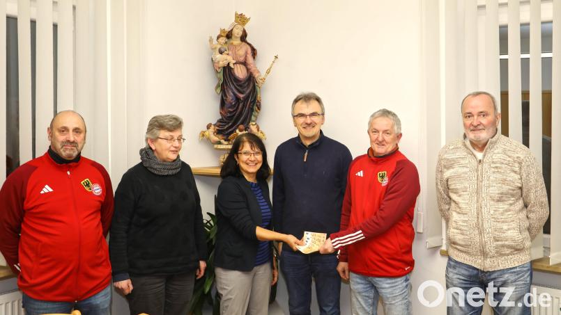 Im Bild von links: FC-Bayern-Fanclub-Vorsitzender Andreas Wittmann, Diakonin Anke Himmel, Geschäftsführerin Rita Kunz, Pfarrer Martin Besold, Fanclub-Kassier Klaus Weigl und zweiter Vorsitzender Franz Bauer. Bild: Jochen Neumann/exb