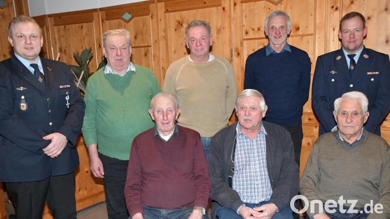 Die Feuerwehr Freudenberg-Wutschdorf ehrt langjährige Mitglieder (sitzend, von links): Johann Freller, Martin Richthammer und Alois Niebler; hinten (von links): stellvertretender Vorsitzender Franz Bauer, Martin Bauer sen., Johann Dotzler, Alfred Schwarz jun. und Vorsitzender Daniel Gietl. Bild: sche
