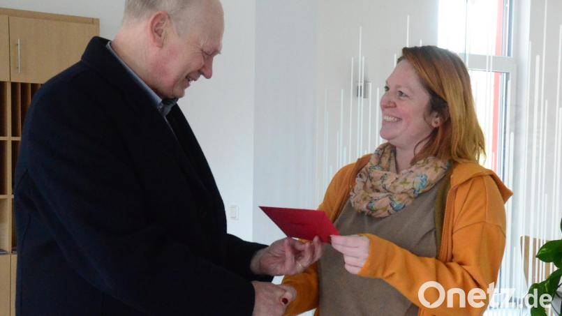 Steffi Roberts freut sich über eine Spende, die der Pastor der Adventgemeinde Torsten Riedel überreicht. Bild: Kunz