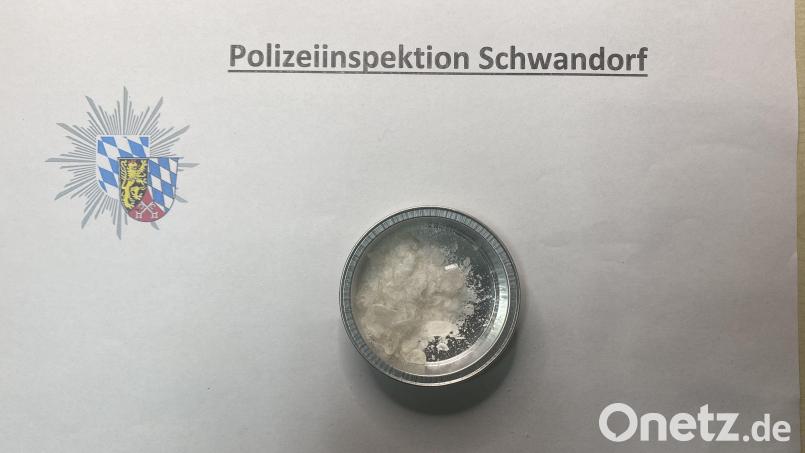 Beamte der Polizeiinspektion Schwandorf finden bei der Kontrolle eines 28-jährigen Schwandorfers eine beträchtliche Menge an Drogen auf. Bild: Polizeiinspektion Schwandorf/exb