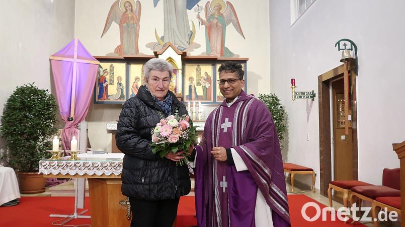 15 Jahre lang leitete Lucia Schmidt das Friedenfelser Pfarrbüro auf dem Schloßberg. Für das große Engagement in dieser Zeit bedankte sich Pfarrer Joseph (rechts) bei einem Festgottesdienst. Bild: bsc