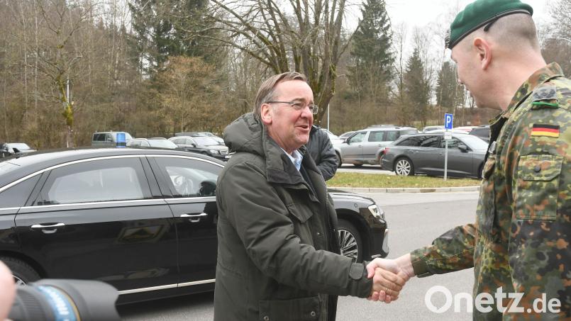 Verteidigungsminister Boris Pistorius bei der Ankunft in Oberviechtach. Bild: Gabi Schönberger