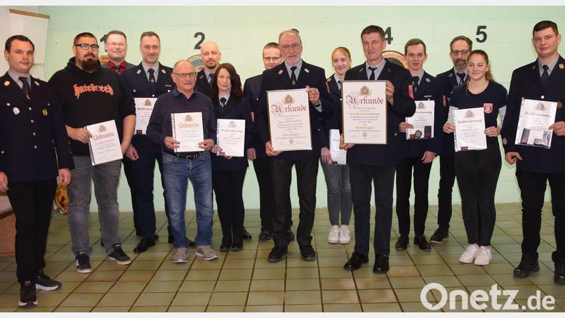Die Feuerwehr Ransbach ernennt Georg Inzelsperger und Alfred Steindl (vordere Reihe, Dritter und Vierter von rechts) zu Ehrenmitgliedern. Auch Beförderungen und die Ehrung langjähriger Mitglieder steht auf dem Programm .Ihnen allen gratulieren Vorsitzender Christoph Finn (links), Bürgermeister Florian Junkes (Dritter von links) und Kommandant Andreas Bruckmüller (Achter von links). Bild: bö