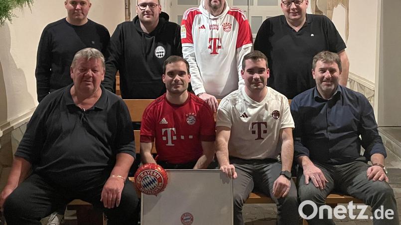 Der neu gegründete FC Bayern München Fanclub &quot;Kaiserfreunde Dumba&quot;. Hinten von links: Stefan Renner (Schriftführer), Daniel Findling (Beisitzer), Armin Eckert (1. Vorsitzender), Dominik Fraunholz (Beisitzer). Vorne von links: Willi Nürnberger (Beisitzer), Philipp Kroher (Kassier), Matthias Kroher (2. Vorsitzender), Ewald Plößner (2. Bürgermeister) Bild: exb; Kaiserfreunde Dumba/Dominik Fraunholz
