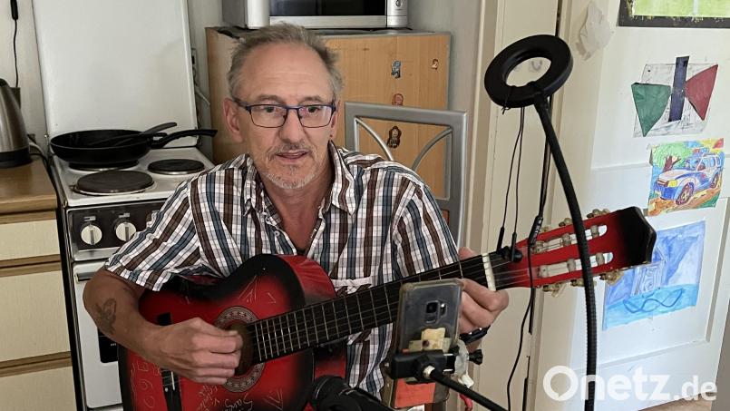 Peter Eckstein in seinem Küchen-Musikstudio. Bild: fph