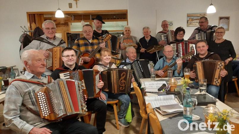 Zünftig ging es wieder zu beim Wirtshaussingen des HAK in Kötzersdorf mit den Musikanten aus der Region. Bild: HAK Kemnath/exb