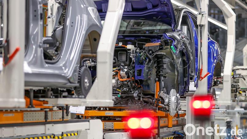 In Wackersdorf produziert &quot;Röchling Automotive&quot; seit 1997 Komponenten für Fahrzeuge internationaler Marken. Damit ist ab 2025 Schluss. Symbolbild: Jan Woitas/dpa