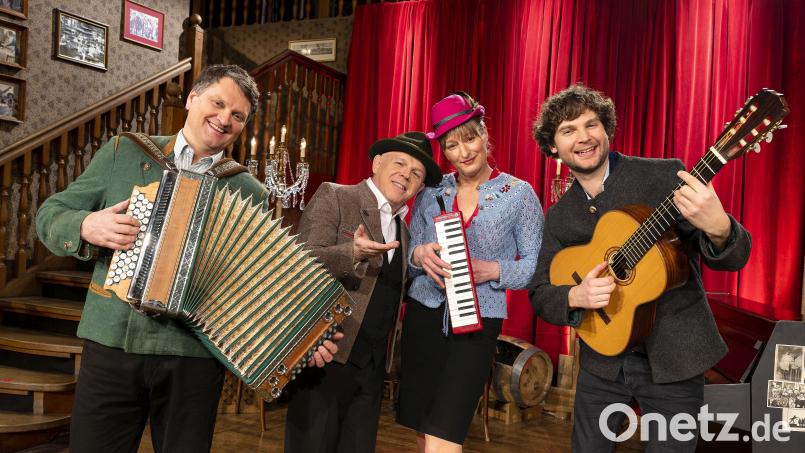 Die Couplet-AG feiert ihr 30-jähriges Bühnenjubiläum mit einem Best-of-Auftritt auch in Neustadt in der Stadthalle. Bild: Ralf Wilschewski/exb