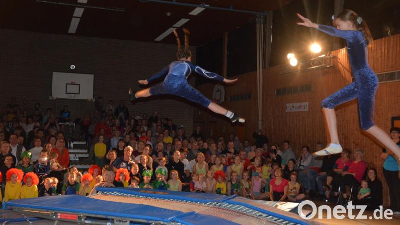 &quot;Sigis Mädchen&quot; zeigten ihr Können beim Trampolinspringen. Bild: jr