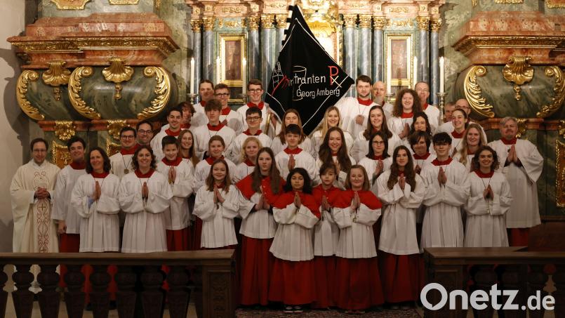 Ehrungen, Verabschiedungen und Neuaufnahmen standen bei der Schar der Ministranten in St. Georg Amberg an. Bild: Pfarrei St. Georg/exb