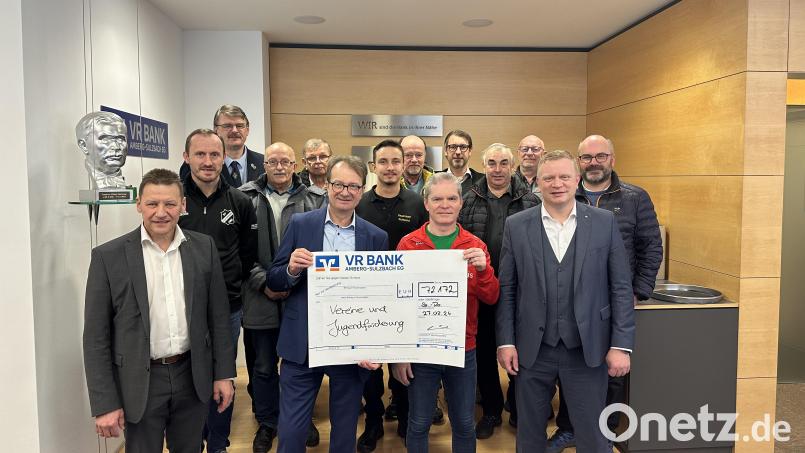 Insgesamt 72.172 Euro an Spenden verteilte die VR-Bank Amberg-Sulzbach an die Vertreter von Vereinen und sozialen Organisationen. Bild: Thomas Retzer/exb
