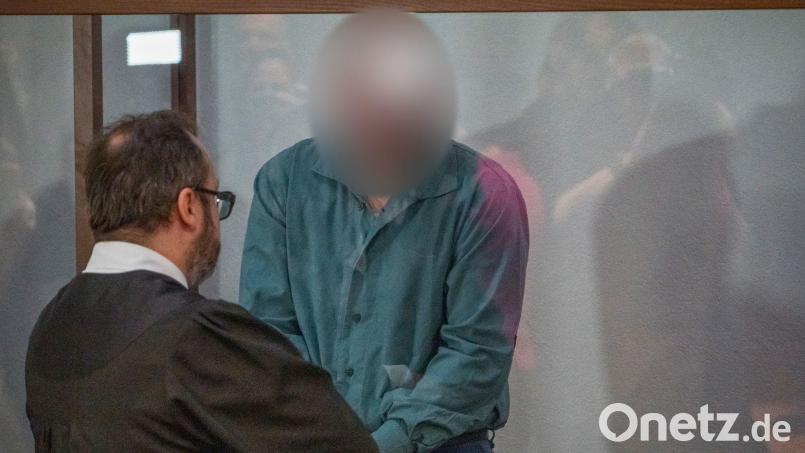 Der Rechtsanwalt des Angeklagten bespricht sich mit seinem Mandanten. Bild: Daniel Vogl/dpa