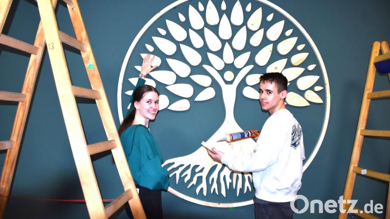 Die Seminarsprecherin Lena Schaller und der Seminarsprecher Simon Daubitzer arbeiten intensiv gemeinsam mit den Freunden aus dem P-Seminar am Wandbild. Der große Lebensbaum ist aus Holz gefertigt. Bild: ubb