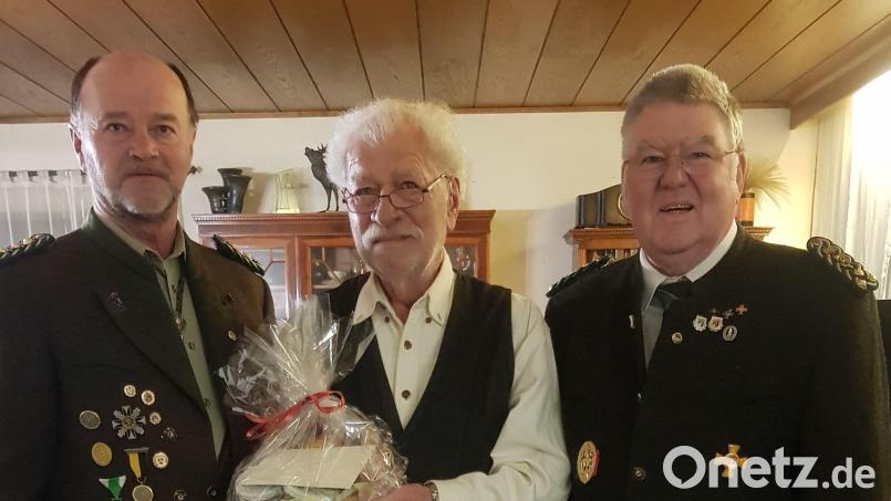 Reinhold Brandl mit Gauschützenmeister Werner Wendl (links) und Gau-Ehrenschützenmeister Wolfgang Moll (rechts). Bild:  W. Wendl/exb