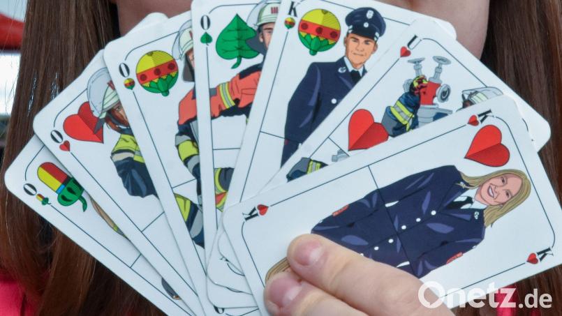 Anders als beim Schafkopfen kann beim Taubenmarkt der Feuerwehr Haselmühl jede Karte als Los ein Volltreffer sein. Dass die Haselmühler dafür sogar eigene Feuerwehr-Schafkopfkarten haben, macht die Gaudi gleich noch schöner. Bild: Stephan Huber