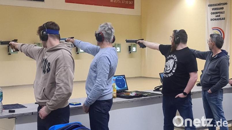 Fabian Plannerer (links) und Alexander Deubzer (3 von links) waren in Höhenhof enorm gefordert. Bild: rwo