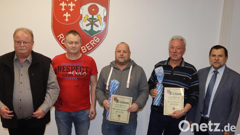 Ehrungen und eine Nachwahl standen bei der Feuerwehr Rosenberg an. Von links Vorsitzender Hans König, sein Vize Norbert Gräml, Stefan Engelhardt, Dieter Aures und Zweiter Bürgermeister Günter Koller. Bild: mfh
