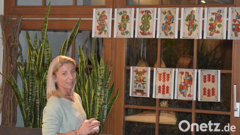 Maria Röckl erklärte den Teilnehmern des Workshops die Spielregeln anhand großer Karten. Bild: Kultur- und Begegnungszentrum/exb