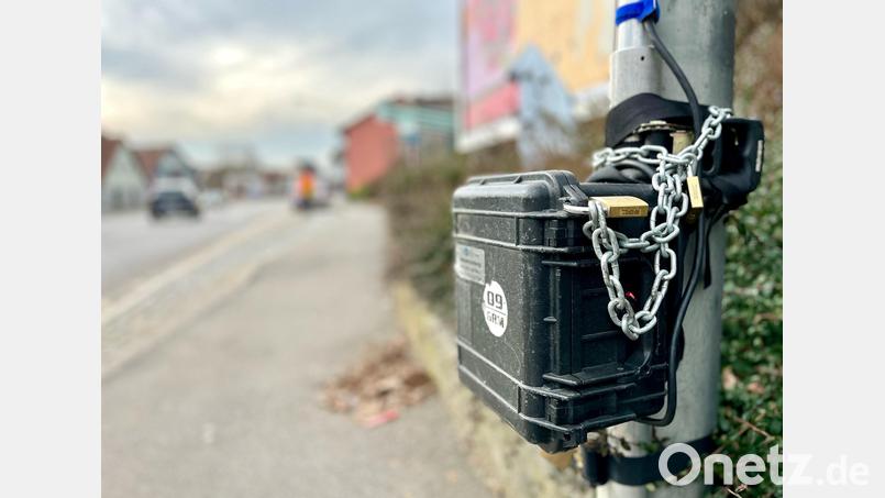 Mit Schlössern und einer Kette gesichert: Dieses Messgerät der Verkehrszählung in Altenstadt/WN ist eines von mehreren Instrumenten, die den Verkehrsfluss in der Gemeinde erfassen und speichern. Bild: Gabi Schönberger