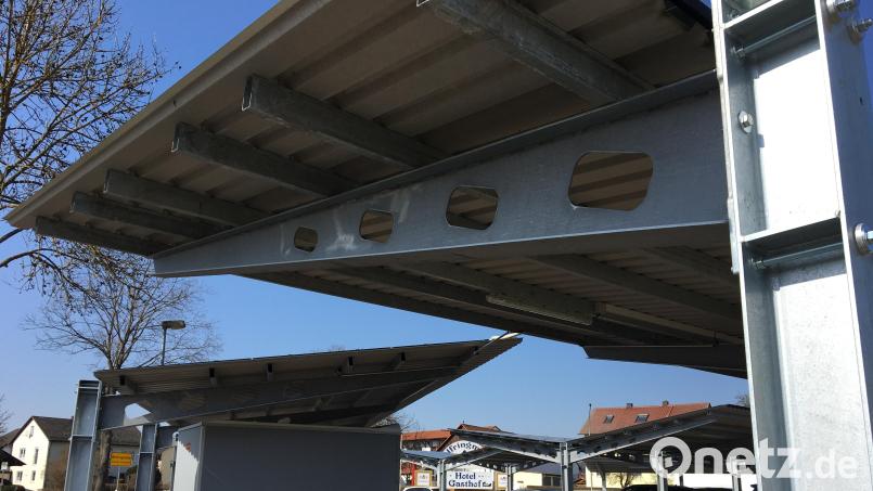 Vor dem Hotel Wolfringmühle steht eine Photovoltaikanlage, die Stellplätze überspannt. Für den Landratsamts-Parkplatz beantragt Rudi Sommer (Grüne) ebenfalls eine PV-Überdachung. Archivbild: upl