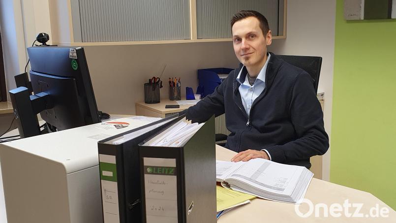 Der Waldershofer Kämmerer Markus Gewande hat in den zurückliegenden Wochen den Haushaltsplanentwurf mit seinem Team fertiggestellt. Der Haushalt soll in der März-Sitzung des Stadtrats verabschiedet werden. Bild: fpoz