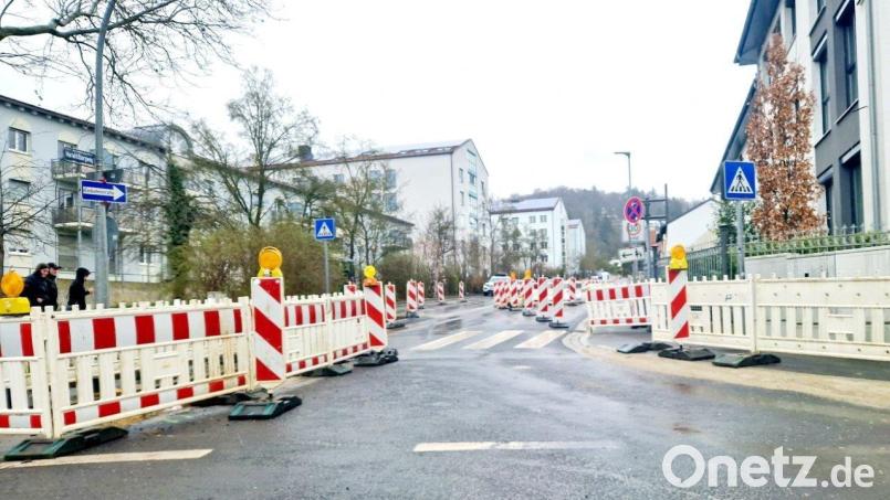 Auch 2024 investieren die Stadtwerke Amberg wieder in die Strom-, Gas- und Wasserversorgung. Ohne Baustellen wird das nicht gehen. Wie hier 2023 am Mariahilfbergweg beim Klinikum St. Marien Amberg. Archivbild: Karoline Gajeck-Scheuck/exb
