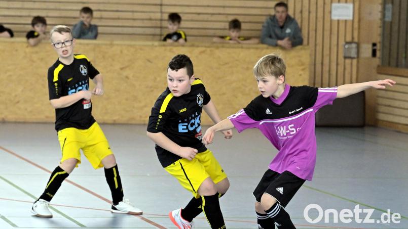 Szene aus dem Spiel der E-Jugend zwischen dem SV Hahnbach (links) und dem TSV Detag Wernberg . Bild: Hubert Ziegler