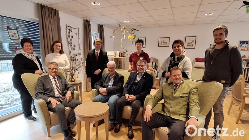 Externe Gäste informierten sich zu Beginn der Woche in der Caritas-Tagespflege &quot;Zanklgarten&quot; in Mitterteich. Sitzend (von links) Franz Stahl (Bürgermeister Tirschenreuth), Alois Häckl (Caritasrat Kreiscaritasverband Tirschenreuth e.V.), Martin Kneidl (Vorstand Kreiscaritasverband Tirschenreuth e.V.) und Stefan Grillmeier (Bürgermeister Mitterteich) sowie stehend (von links) Monika Grötsch (Quartiersmanagerin &quot;Leben plus&quot; Waldsassen), Christiane Bleistein (Seniorenbüro der Stadt Mitterteich), Pfarrer Andreas Kraft, Anja Ackermann (Leitung Caritas Tagespflege „Zanklgarten“ Mitterteich), Anja Dubrowski und Tobias Gabel (Seniorenfachstelle Landratsamt Tirschenreuth). Bild: Veronika Schlosser/exb