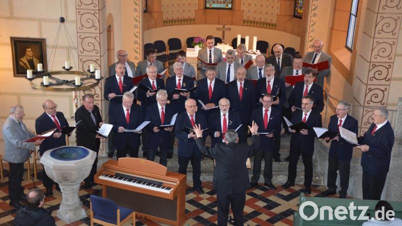 Gemeinsam gaben der Chor des MGV Mitterteich (dunkle Jacken) und die Chorgemeinschaft Krummennaab-Thumsenreuth am Sonntagnachmittag in der Christuskirche in Mitterteich ein Konzert. Bild: jr