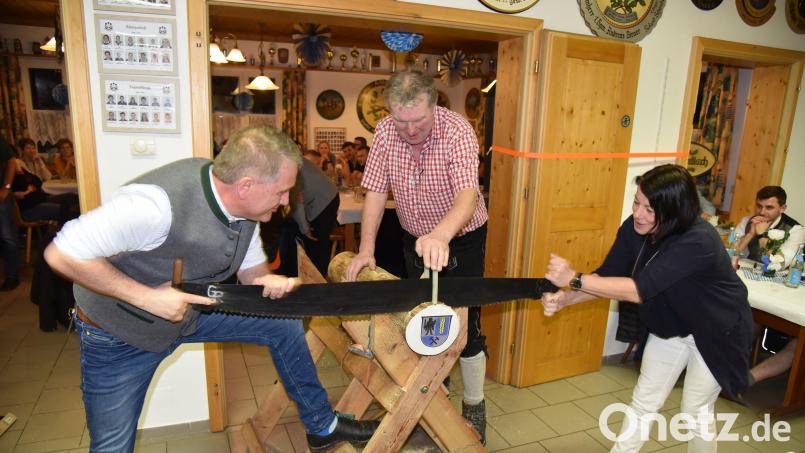 Vollen Einsatz zeigt das Gemeindeteam mit Bürgermeister Hermann Böhm und Claudia Kammerl beim Wettbewerb im Baumstammsägen. Bild: Reiner Hoffmann/exb