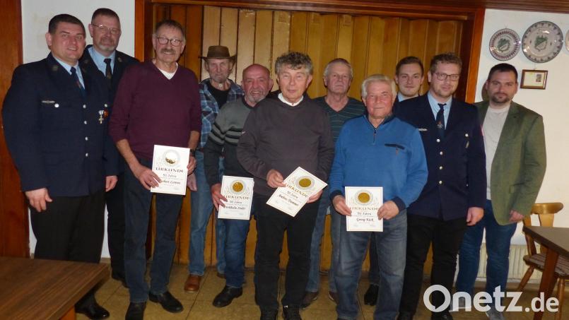Vorsitzender Matthias Post (links) ehrte mit Bürgermeister Sebastian Hartl (rechts) langjährige Mitglieder der Feuerwehr Neudorf, darunter auch Pfarrer Ambros Trummer (Mitte). Bild: hme