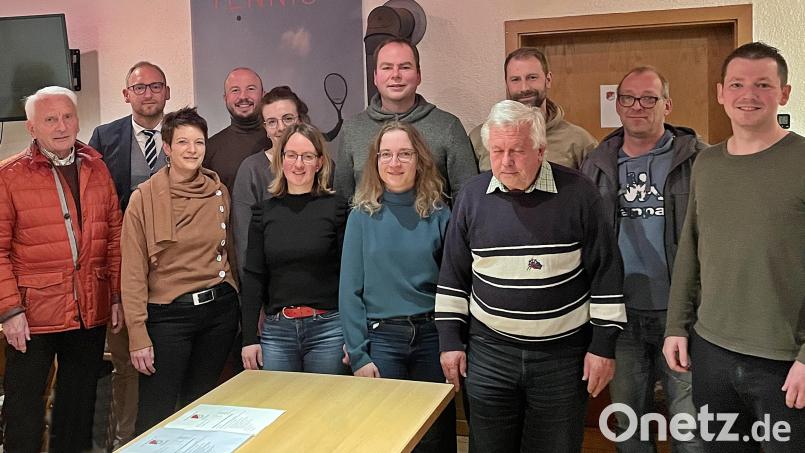 Die Tennisabteilung im VfB Rothenstadt hat neu gewählt. Von links: Hans Hiermeier, Christian Schraml, Cornelia Gallesdörfer, Florian Häusler, Simone Steinhilber, Nicole Käß, neuer Vorsitzender Stefan Käß, Anna Hielscher, Günther Winter, Simon Lochmüller, Michael Arnold und Johannes Pöllmann. Bild: R. Kreuzer