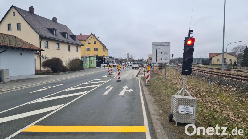 Mittlerweile steht die Ampel und die Straße ist in beide Richtungen befahrbar. Dafür gilt es nun auf Grün zu warten. Bild: sne