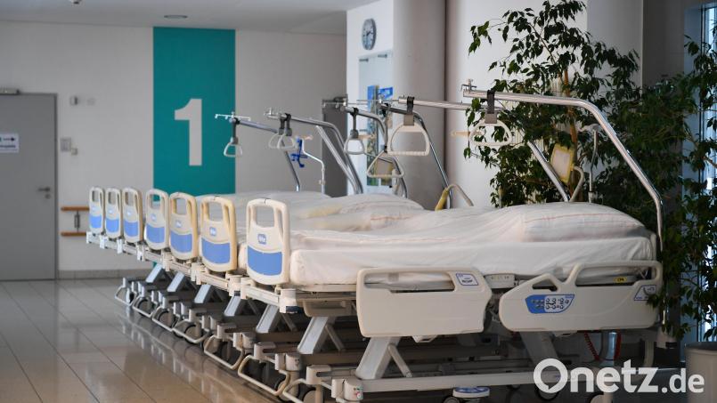 Frisch gereinigt warten diese guten Stücke im Klinikum Fichtelgebirge auf die nächsten Patienten. Noch unklar ist, wie viele der bisherigen­ Betten nach dem Aus der stationären Versorgung im Haus Selb tatsächlich nach Marktredwitz umziehen. Bild: Florian Miedl/fph
