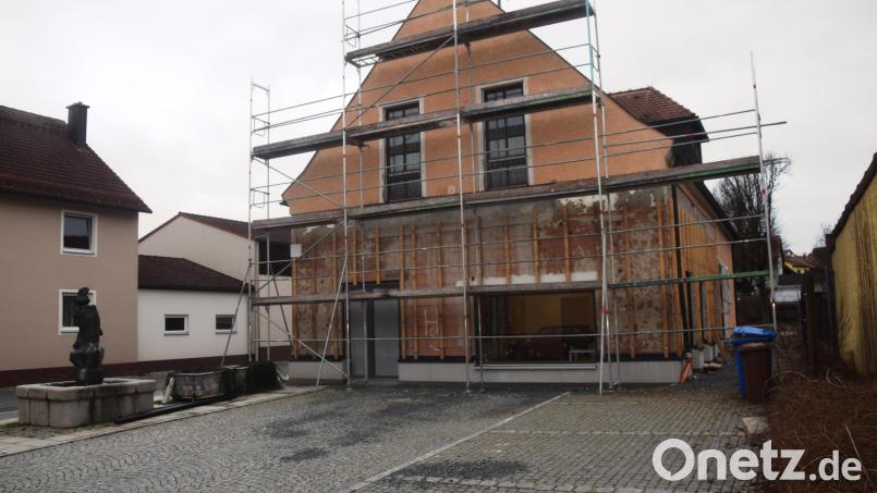 Für die Kinderkrippe (großes Fenster) wird der Außenbereich neben dem Floriansbrunnen umgestaltet. An der rechten Seite des Hauses, von der Kirche her gesehen, erfolgt dann der Anbau für den Aufzug. Bild: fz