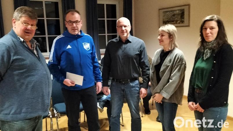 Bürgermeister Martin Schregelmann, Alexander Greitzke, Michael Feige, Monika Waldeck und Elisabeth Waldeck (von links) bei der Spendenübergabe Bild: fz