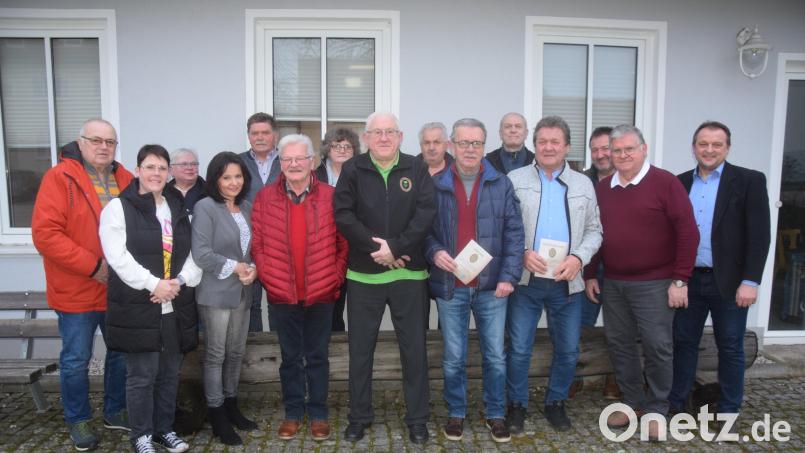 Franz Kindl (Mitte) ist weiterhin Vorsitzender des OWV Michldof/Irchenrieth. Zahlreiche Mitglieder halten dem Verein seit Jahrzehnten die Treue. Bild: fz