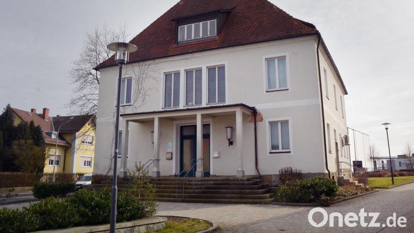 Das Verwaltungsgebäude der ehemaligen Porzellanfabrik Mitterteich steht zum Verkauf. Bild: jr