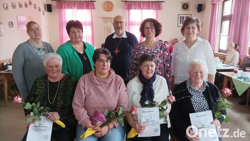 Ehrungen standen beim Frauenbund Münchenreuth an. Auf dem Bild (vorne, von links) Babette Männer, Bettina Männer, Sieglinde Betzl und Anneliese Kunz sowie (hinten, von links) Sandra Wifling, Monika Grötsch, Pfarrer Anton Witt, Bezirksvorsitzende Monika Sommer und Irene Kraus. Bild: KDFB Münchenreuth/exb