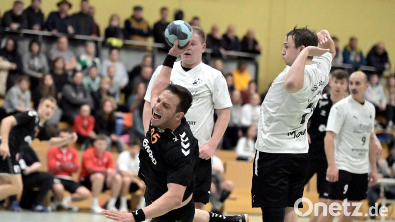 Ahmed Arrak (links) von der HG Amberg und seine Teamkollegen erwarten am Samstag im Heimspiel die HSG Erlangen/Niederlindach. Archivbild: Hubert Ziegler