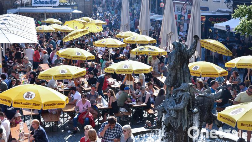 Volle Gassen beim Altstadtfest Amberg 2023. Ein Durchkommen ist für Radfahrer nahezu unmöglich. Als ein Auswärtiger Radler eine Umfahrung des Fest-Zentrums erkunden wollte, kam es mit einem einheimischen Radfahrer zuerst zu einem Wortgefecht, dann zu einer Schlägerei. Archivbild: Stephan Huber