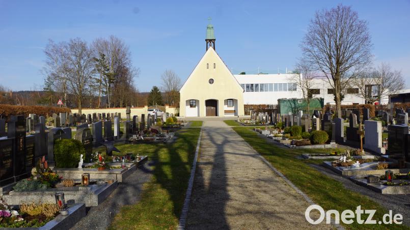 Große Änderungen erfuhr der Friedhof in den zurückliegenden Jahren: Neue Wege wurden angelegt, der Aufgang zum Friedhofsgebäude neu gestaltet und ein Urnengrabfeld angelegt. Der Verbesserungsaufwand beeinflusste auch die Neuberechnung der Grabgebühren. Bild: bkr
