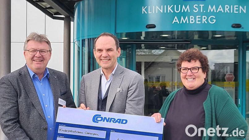 Geschäftsführer von Conrad, Ralf Bühler (Mitte) überreicht 10.000 Euro an das Kinderpalliativteam Ostbayern rund um Karin Borchers und den Kaufmännischen Direktor Hubert Graf. Bild: Klinikum/Uschold/exb