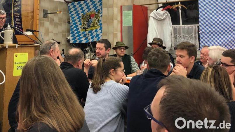 Bruder Asam mischte in seiner Rede gekonnt die politischen und gesellschaftlichen Ereignisse des letzten Jahres durch und zog sie humorvoll durch den Kakao. Bild: cro
