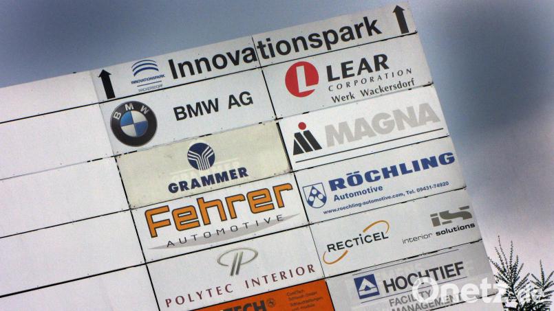 Röchling Automotive wird ab Mitte nächsten Jahres auf der Firmentafel fehlen. Das Werk in Wackersdorf schließt .im nächsten Frühjahr. Bild: Gerhard Götz