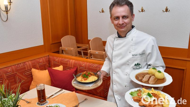 Michael Heldrich von der Gaststätte Am Forsthof präsentiert beliebte Klassiker aus der gutbürgerlichen Küche: Käsespätzle, Schweinebraten und Schnitzel. Für alle drei Gerichte müssen Gäste seit Januar circa 15 Prozent mehr bezahlen. Das liegt am Ende der Mehrwertsteuersenkung – aber nicht nur. Bild: Petra Hartl